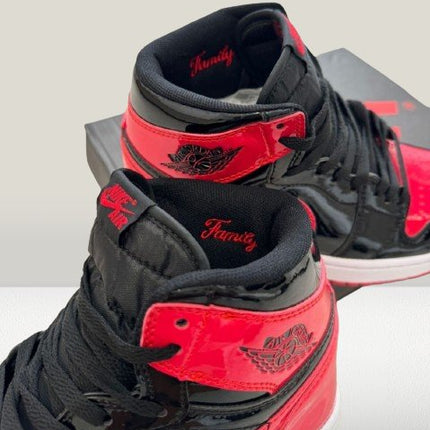 Jordan 1 Patent - Bred [Family] - ShoeResidenceClose - up of Jordan 1 Patent - Bred heel tab and Wings logo embossingJordan 136adidas patent bredAdidas Tenes Inalta PieleADIDASI JORDANI3