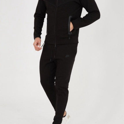 Tech Fleece Negru Model - 2024 [Full - Set] - ShoeResidenceBărbați purtând modelul Tech Fleece negru cu pantofi albiNike TechSBlack Hanorac Nike TechBlack Hanorac Pantalon FleeceBlack Hanorac Pantalon Tech6