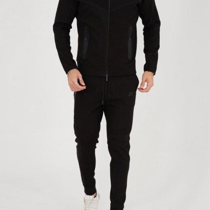 Tech Fleece Negru Model - 2024 [Full - Set] - ShoeResidenceBărbați purtând modelul Tech Fleece negruNike TechSBlack Hanorac Nike TechBlack Hanorac Pantalon FleeceBlack Hanorac Pantalon Tech5