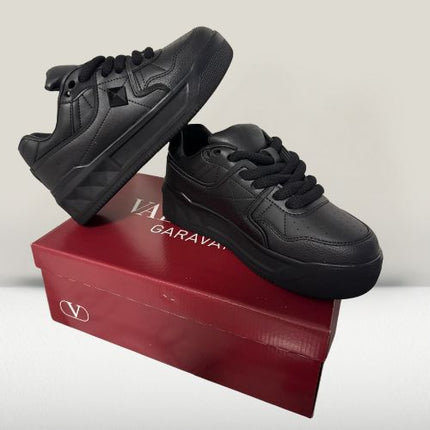 Valentino Gravanni Black [40%OFF - New] - ShoeResidencevalentino full blackSneaker37acces VIP pantofi negri Valentino Devaadidași negri accesibili inspirati Valentinoadidași negri cu cusături contrastante2